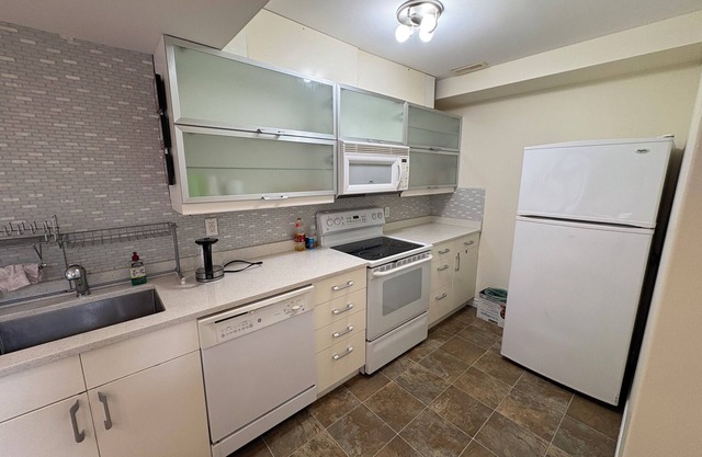 Spacious Family-Friendly Suite Near Cultus Lake with Private Entrance & Patio