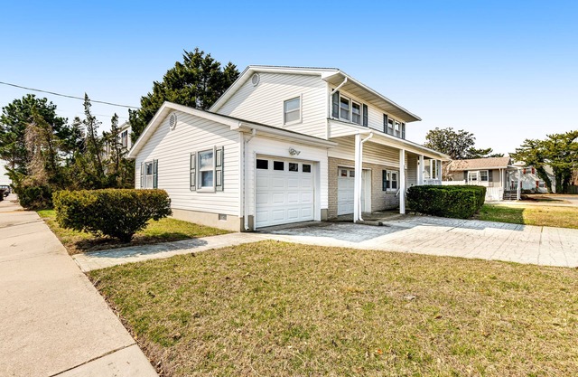 Spacious Family Home with Full Kitchen & Deck - Close to the Beach