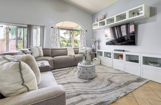 Spacious Family Home w/Yard Near Arizona Mills!