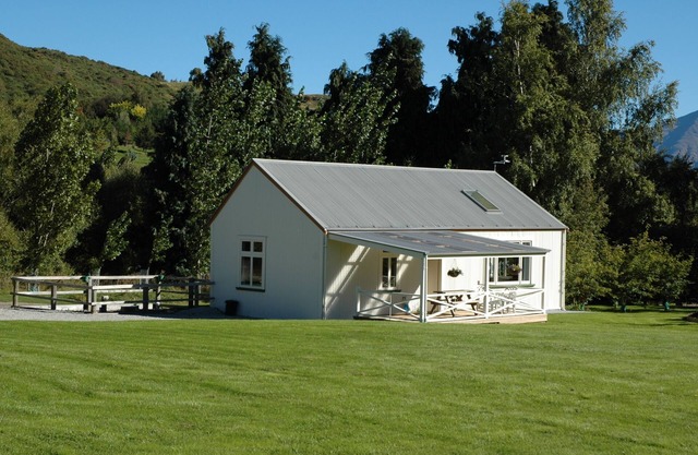 Spacious, family studio apartment below Coronet Peak