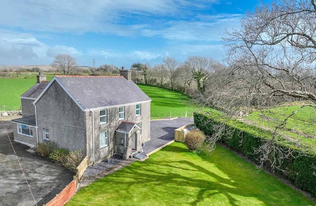Spacious Five Bedroom Detached Property Near Criccieth | Penarllygad