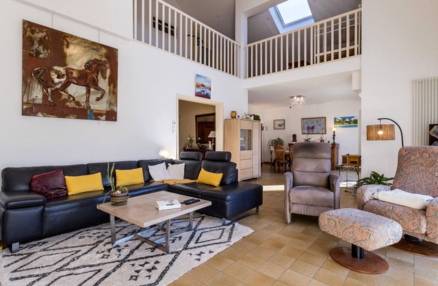 Spacious house 800m from beach, garden, pets welcome, parking, WiFi