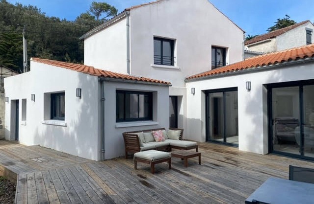 Spacious New Villa for 8 with Terrace, 800m from Beach