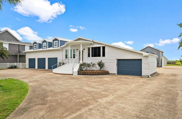 Spacious Getaway w/Pool, Game Room & Guest House