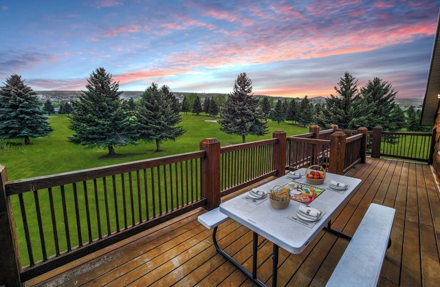 Spacious Golf Retreat Cabin on Hole #7, Ideal for Large Groups