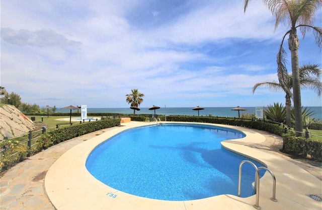 Spacious ground floor apartment with air-con, Close to beach, pools and Estepona town