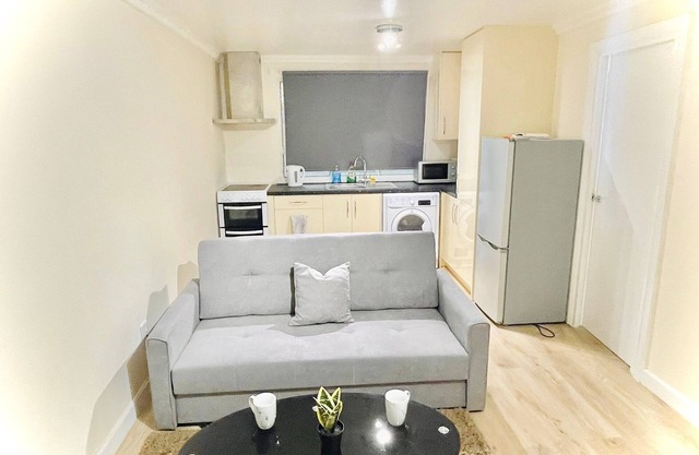 Spacious Ground Floor flat Nr. Heathrow