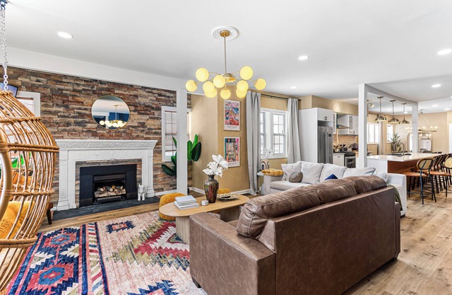 Spacious group resort- hot tub, game room, 10 mins to downtown- family perfect!