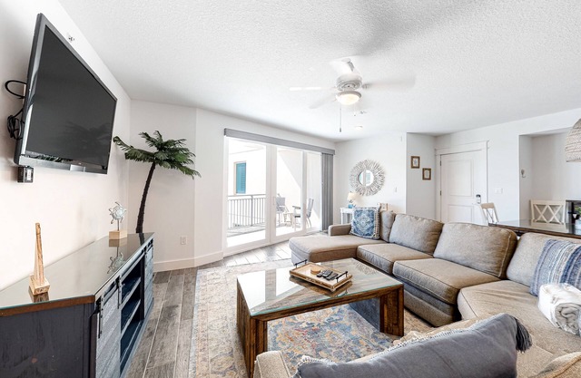 Spacious, gulf-front condo with resort amenities - near restaurants