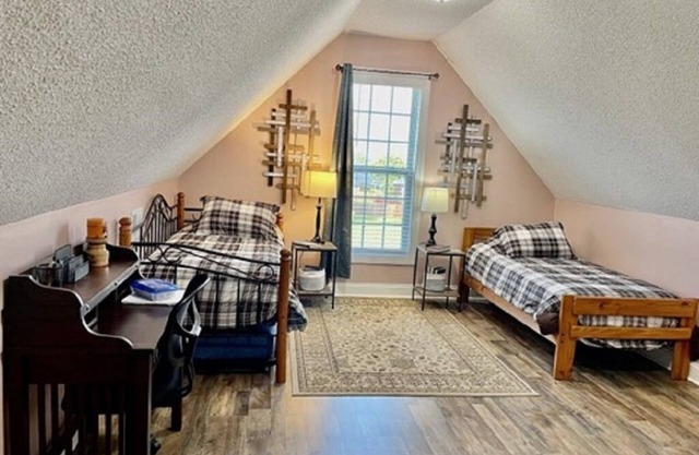 Spacious Home in Peaceful Neighborhood. Close to Downtown.