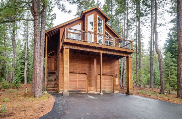 Spacious home near resorts with private hot tub, shared pool, & new furnishings