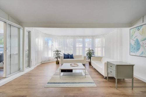 Spacious home With Heated Pool 3 miles from IMG!