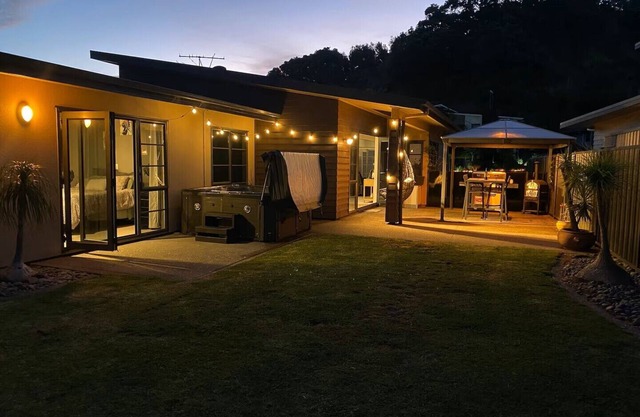 Spacious Home with Spa Sleeps - 12 in Ōhope. 2min walk to Harbour, 5min to Beach