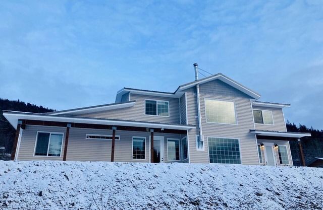 Spacious Hoonah House, five bedrooms/two & half bathrooms in nice quiet area