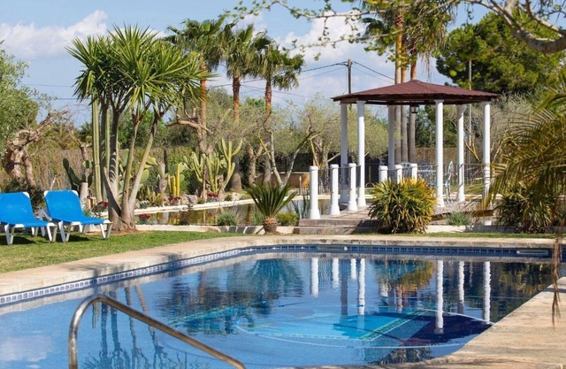 Spacious house with tenniscourt, pool and Wi-Fi