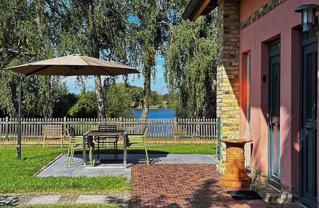 Spacious house with lake view, garden and rowing boat on the Beetzsee