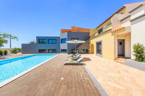 Spacious house with sea view in Quelfes, shared pool