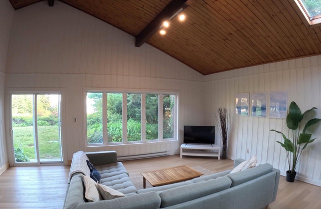 Spacious Hunts Point cottage. Fenced garden/pet-friendly. Seconds walk to beach!