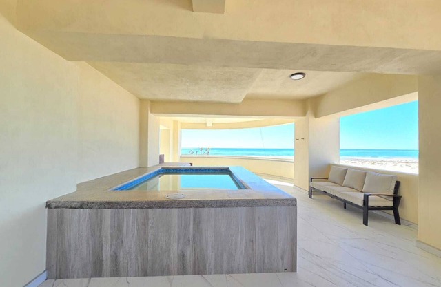 Spacious jacuzzi on patio balcony 4 Bedroom Condo