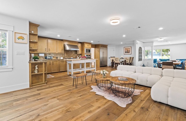 Spacious Lux 4 BDR Ranch Style Home in Highland Village/River Oaks, 2 King Beds