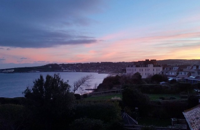 Spacious Maisonette nr Beach with Seaviews only Oct HT+ Xmas/NY & Aug 14th 2026