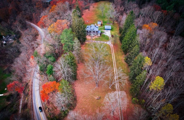 Spacious Manor at New River Gorge and Outdoor Activities - Skiing, Golf, Hiking