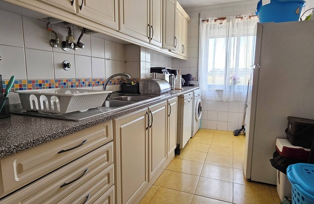 Spacious Modern 3 Bed flat in Lisbon, Expo Summits, City Fun, Shopping & Beaches