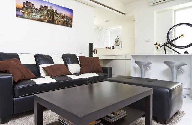 Spacious Modern Flat in downtown TPE Center