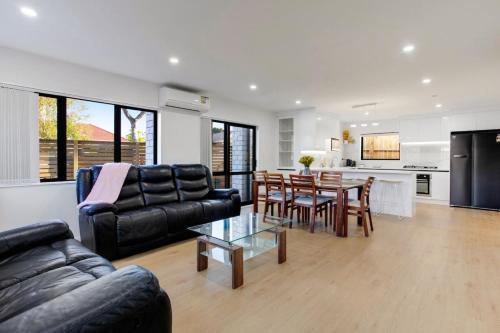 Spacious Modern Home near Airport and Manukau City