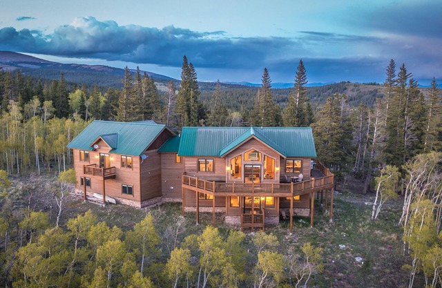 Spacious Modern home with Gorgeous Scenic views!