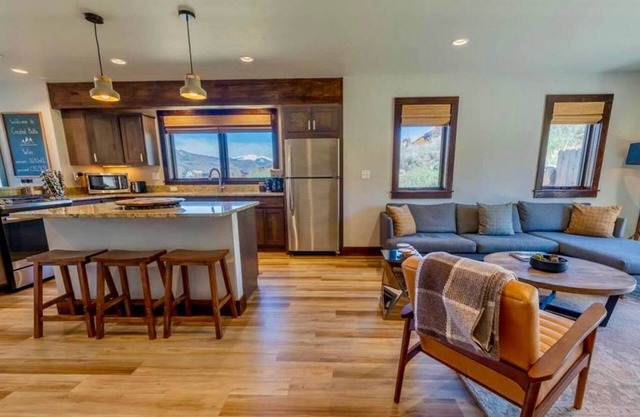 Spacious Modern Mountain Retreat. Amazing views!