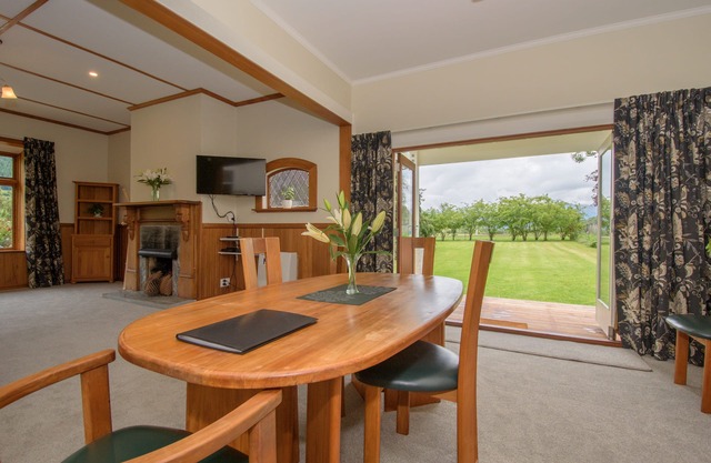 Spacious, Modern Studio Apartment below Coronet Peak