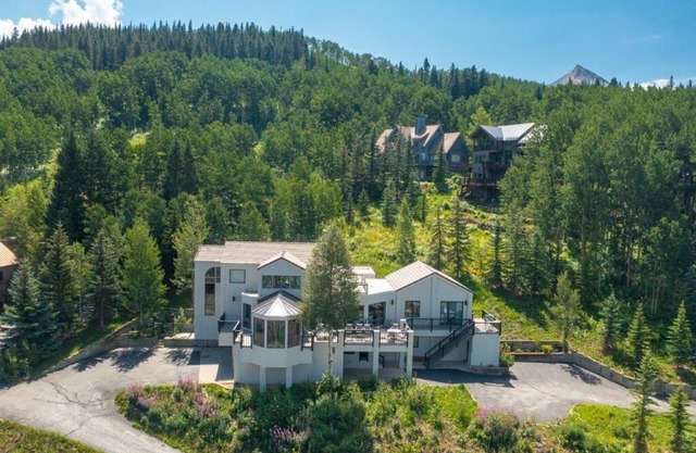 Spacious Mountain Manor with 9 bedrooms, 11 baths and Hot Tub