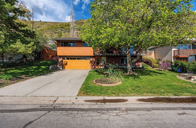 Spacious MTN Retreat Near Ski Resorts, hot tub, home office, and Pet-Friendly
