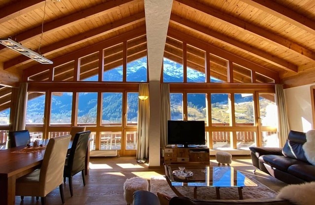 Spacious penthouse with balcony and panoramic mountain views