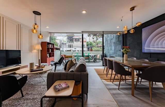 Spacious Polanco Retreat with Complete Amenities, Steps from Lincoln Park