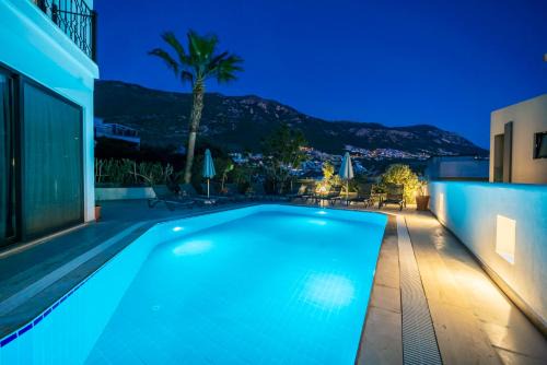 Spacious & private 4-bedroom villa with sea views, centrally located