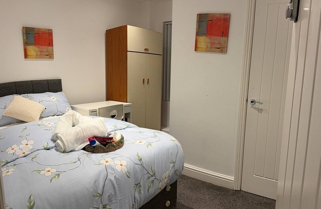 Spacious Private Room w/Ensuite Near Anfield Stadium
