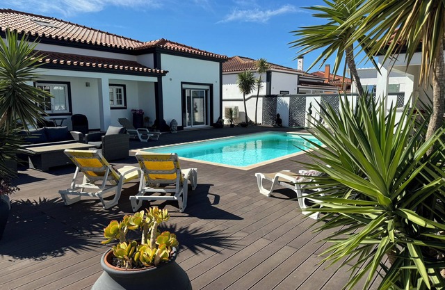 Spacious quiet charming villa with private pool and close to Lisbon
