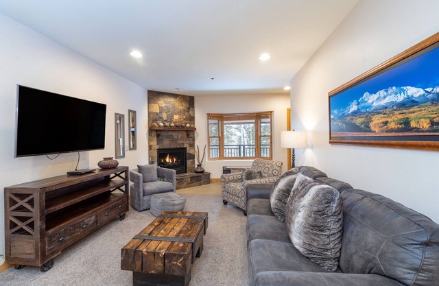 Spacious Remodeled 2-Bedroom Condo in Family-Friendly Lodge With Pool, Hot Tubs