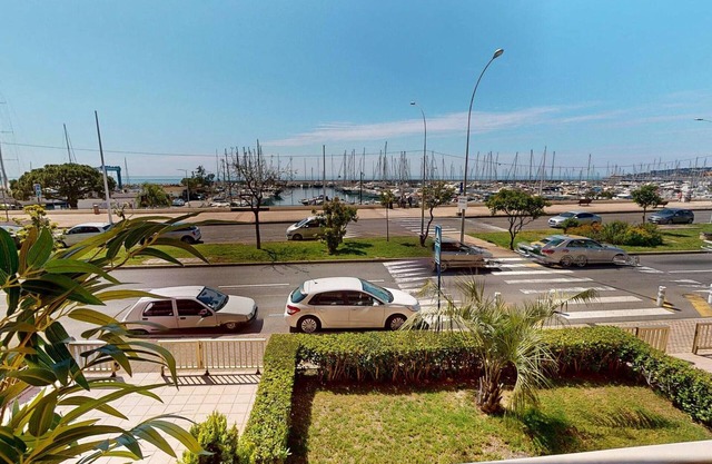 Spacious renovated 2-room with air conditioning, terrace and balcony sea view