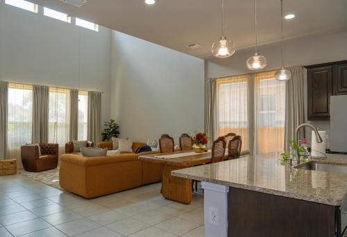 Spacious Retreat - 3 King Beds - Free Parking