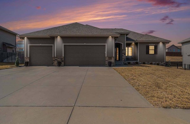 Spacious Retreat in West Omaha 2 King 3 Queen Beds