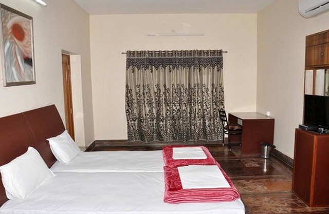 Spacious room in a pleasant area