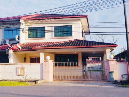 Spacious Semi-D Taman Terus Homestay