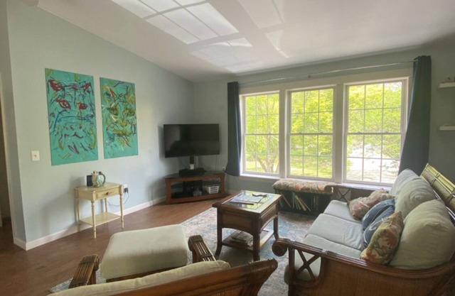 Spacious, Serene Guesthouse close to RI beaches, URI & southcounty destinations!