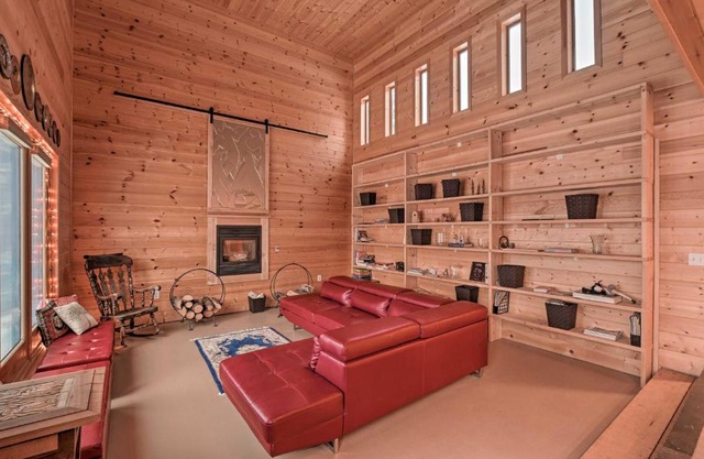 Spacious Soldotna Home with Mackey Lake Views!