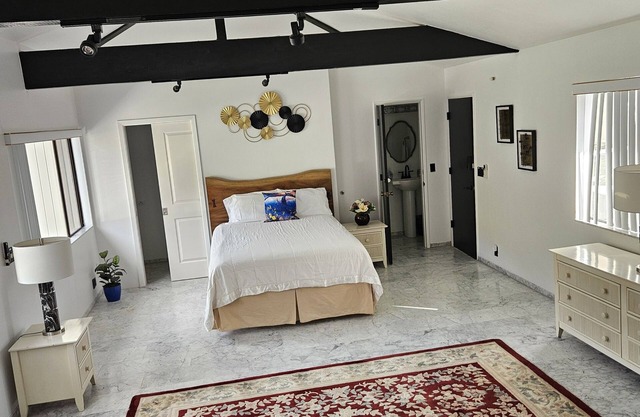 Spacious Studio Suite With Office (Unit A)