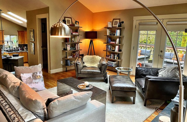 SPACIOUS, STUNNING Gathering Spot in Portland Heights