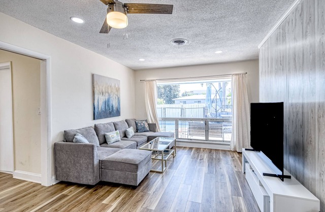 Spacious & sunlit dog-friendly villa with pool, patio, generous yard, AC & W/D
